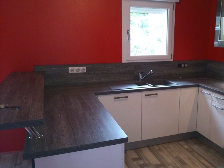von mir gebaute Küche Moderne Küche mit roter Wand, Holzarbeitsplatte und Fensterlicht.